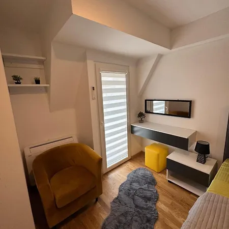 Metro Luxe Apartment *