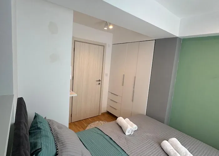 Metro Luxe Apartment