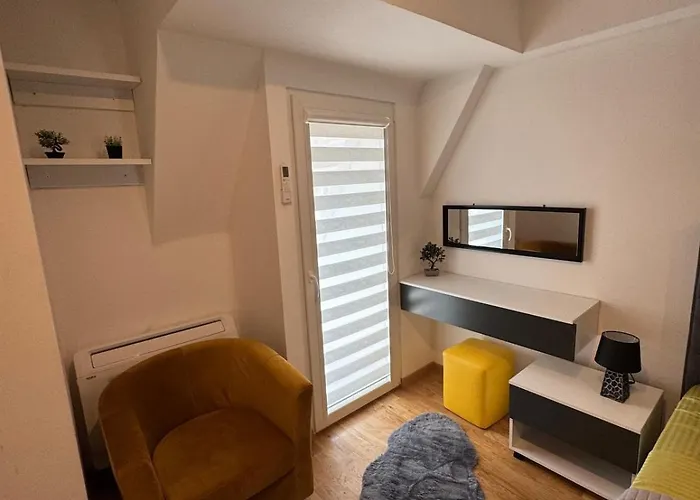 Metro Luxe Apartment *