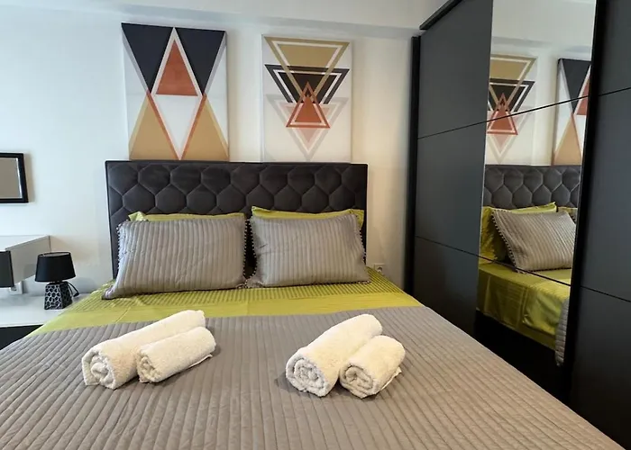 Metro Luxe Apartment *